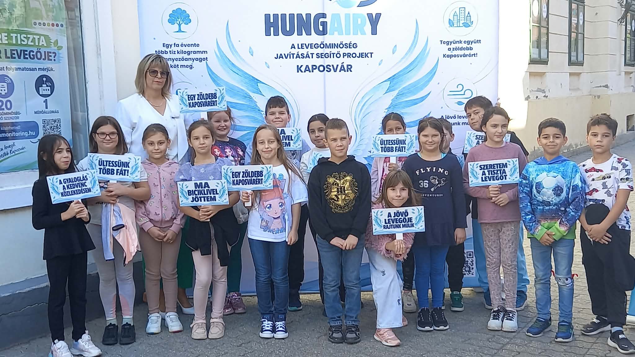 Kodályos Levegőangyalok a Fő utcán